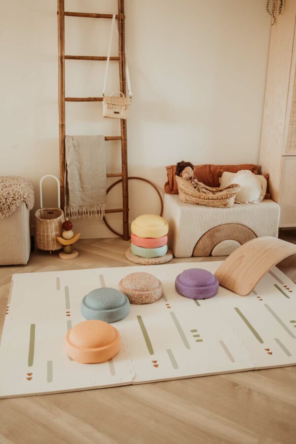 PlayandGo_EEVAA_farm_puzzlemat_kidsroom_wooden_swing_board_colored_steps_doll Play&Go 3u1 EEVAA dvostrana podloga za igru – Farma (120x180cm) - Image 17