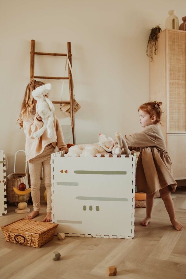 PlayandGo_EEVAA_farm_puzzlemat_made_in_a_box_children_are_cleaning_up_the_room_and_putting_the_cuddles_in_the_box Play&Go 3u1 EEVAA dvostrana podloga za igru – Farma (120x180cm) - Image 16