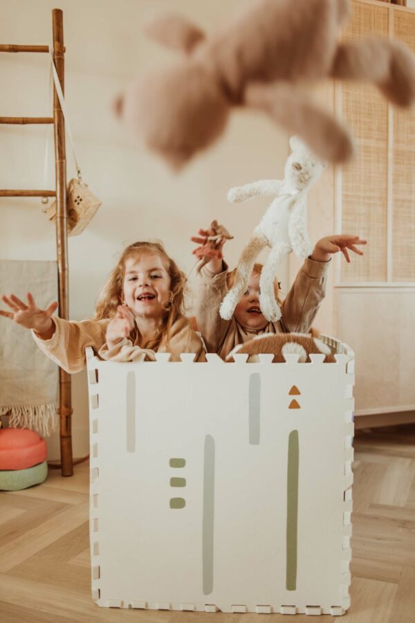 PlayandGo_EEVAA_farm_puzzlemat_made_in_a_box_while_children_and_cuddles_are_inside Play&Go 3u1 EEVAA dvostrana podloga za igru – Farma (120x180cm) - Image 15