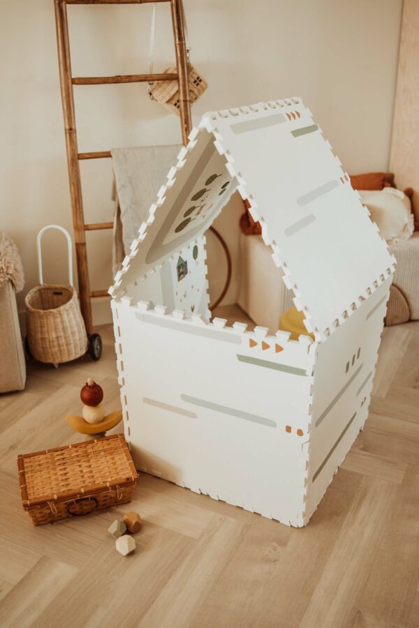 PlayandGo_EEVAA_farm_puzzlemat_made_in_a_playhouse_wooden_basket_with_wooden_toys Play&Go 3u1 EEVAA dvostrana podloga za igru – Farma (120x180cm) - Image 13