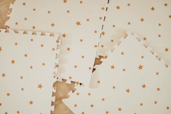 PlayandGo_EEVAA_treehouse_puzzlemat_backside_print_stars Play&Go 3u1 EEVAA dvostrana podloga za igru – Kućica na drvetu/Zvjezdice (120x180cm) - Image 19