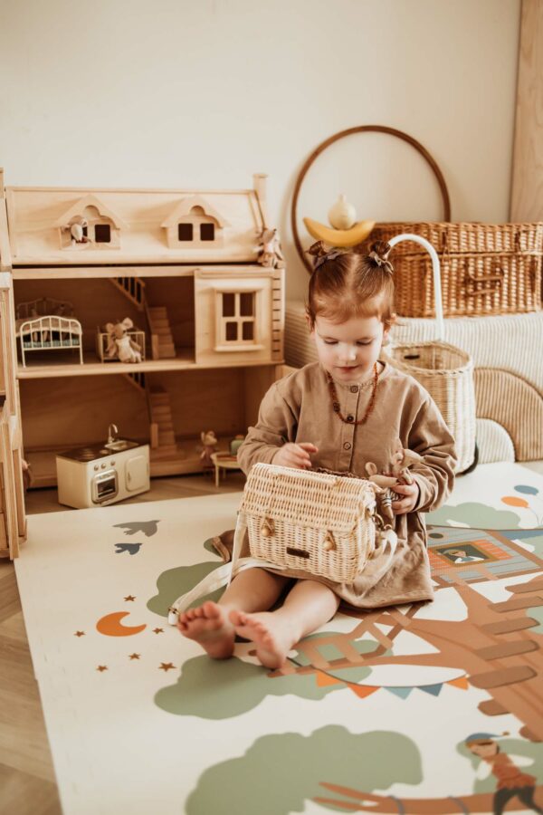PlayandGo_EEVAA_treehouse_puzzlemat_child_is_playing_with_dolls_on_the_mat_with_treehouse-print_in_kidsroom Play&Go 3u1 EEVAA dvostrana podloga za igru – Kućica na drvetu/Zvjezdice (120x180cm) - Image 17
