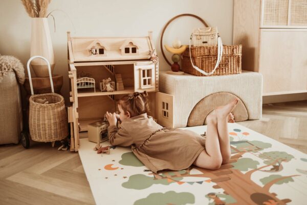 PlayandGo_EEVAA_treehouse_puzzlemat_child_lying_on_the_mat_playing_with_victorian_playhouse (1) Play&Go 3u1 EEVAA dvostrana podloga za igru – Kućica na drvetu/Zvjezdice (120x180cm) - Image 13