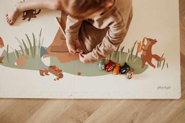 PlayandGo_EEVAA_treehouse_puzzlemat_child_playing_on_the_mat_with_squirrel_and_gnome_wooden_toys Play&Go 3u1 EEVAA dvostrana podloga za igru – Kućica na drvetu/Zvjezdice (120x180cm) - Image 11
