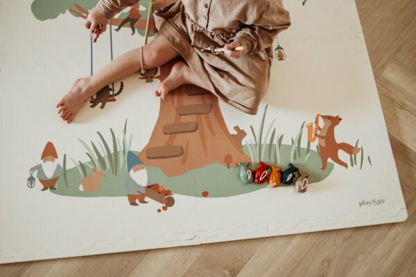 PlayandGo_EEVAA_treehouse_puzzlemat_child_playing_with_wooden_toys_on_mat_with_gnome_treehouse_and_squirrel_print Play&Go 3u1 EEVAA dvostrana podloga za igru – Kućica na drvetu/Zvjezdice (120x180cm) - Image 10