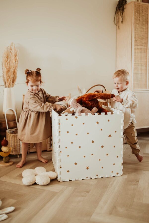 PlayandGo_EEVAA_treehouse_puzzlemat_children_are_cleaning_up_the_room_and_cuddles_in_the_EEVAA_box Play&Go 3u1 EEVAA dvostrana podloga za igru – Kućica na drvetu/Zvjezdice (120x180cm) - Image 3