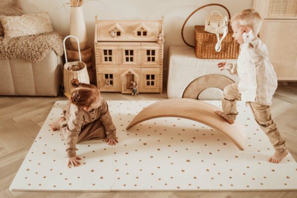 PlayandGo_EEVAA_treehouse_puzzlemat_children_are_playing_on_the_mat_while_walking_over_a_wooden_swing_board_in_kidsroom Play&Go 3u1 EEVAA dvostrana podloga za igru – Kućica na drvetu/Zvjezdice (120x180cm) - Image 2