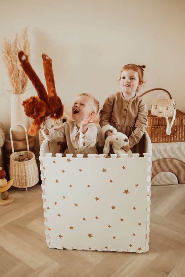 PlayandGo_EEVAA_treehouse_puzzlemat_children_sitting_in_the_EEVAA_box_playing_with_cuddles Play&Go 3u1 EEVAA dvostrana podloga za igru – Kućica na drvetu/Zvjezdice (120x180cm) - Image 32