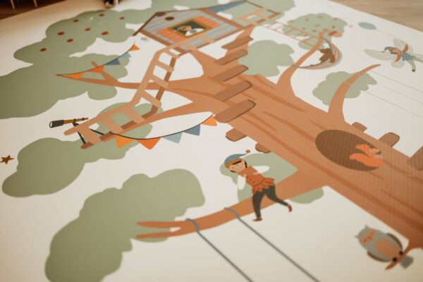 PlayandGo_EEVAA_treehouse_puzzlemat_detail_of_elfs_tree_flags Play&Go 3u1 EEVAA dvostrana podloga za igru – Kućica na drvetu/Zvjezdice (120x180cm) - Image 31