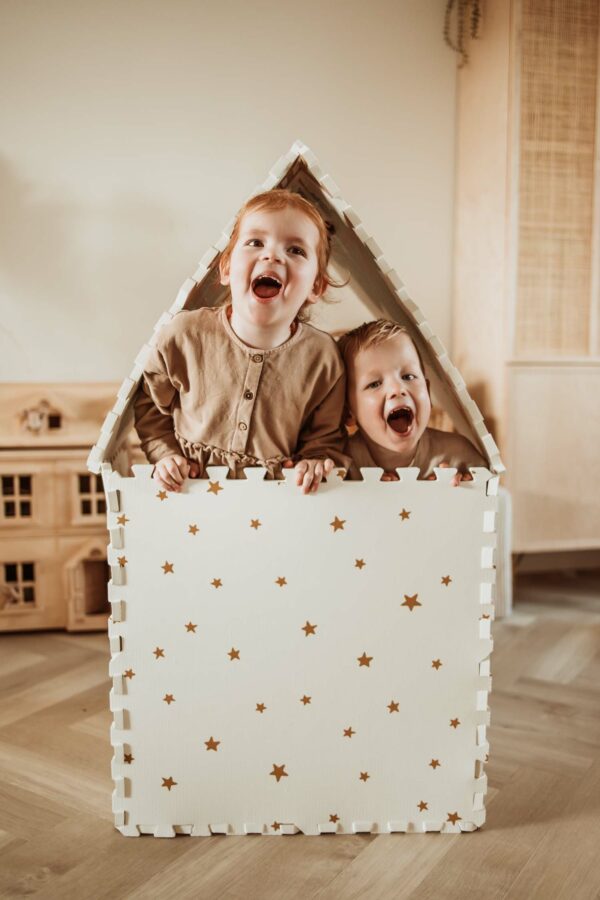 PlayandGo_EEVAA_treehouse_puzzlemat_made_in_a-house_stars_at_the_outside_childres_sitting_in_the_house_while_having_fun Play&Go 3u1 EEVAA dvostrana podloga za igru – Kućica na drvetu/Zvjezdice (120x180cm) - Image 25