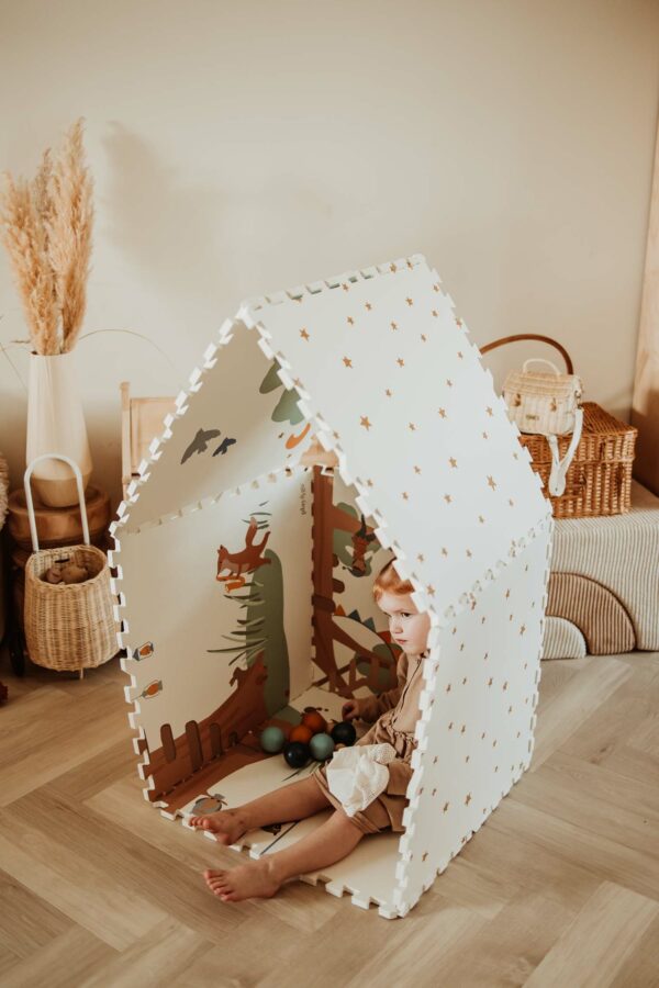 PlayandGo_EEVAA_treehouse_puzzlemat_made_in_a_box_outside_stars_child_sitting_in_the_house Play&Go 3u1 EEVAA dvostrana podloga za igru – Kućica na drvetu/Zvjezdice (120x180cm) - Image 30