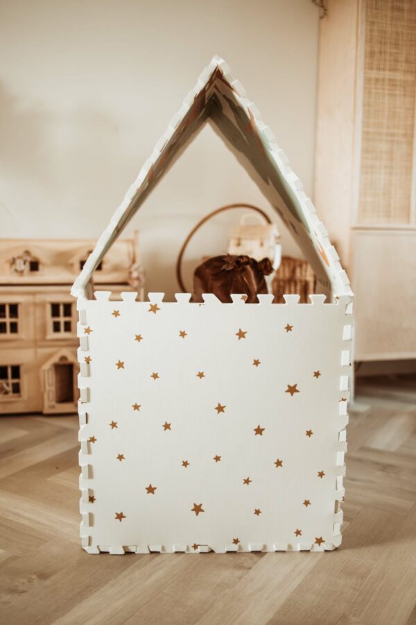 PlayandGo_EEVAA_treehouse_puzzlemat_made_in_a_house_with_child_inside Play&Go 3u1 EEVAA dvostrana podloga za igru – Kućica na drvetu/Zvjezdice (120x180cm) - Image 28