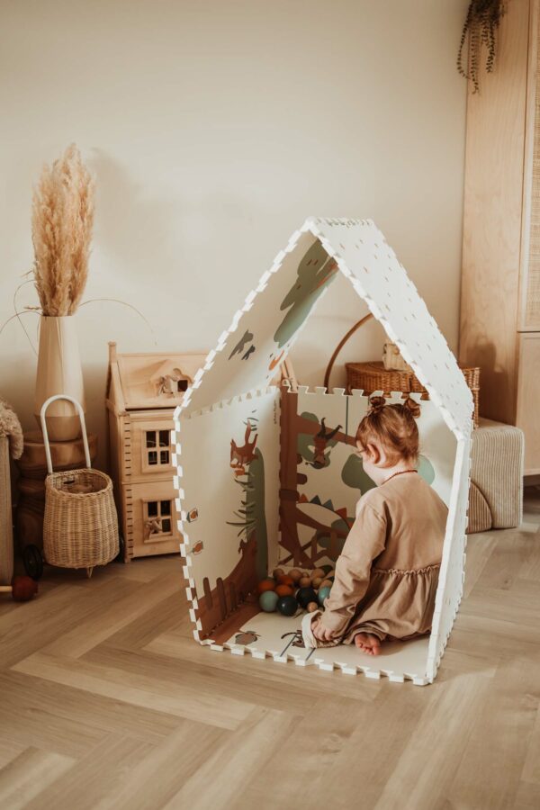 PlayandGo_EEVAA_treehouse_puzzlemat_made_in_a_playhouse_outside_stars_child_sitting in_the_house Play&Go 3u1 EEVAA dvostrana podloga za igru – Kućica na drvetu/Zvjezdice (120x180cm) - Image 27