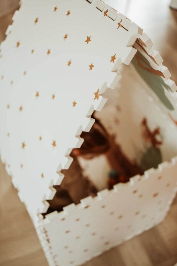 PlayandGo_EEVAA_treehouse_puzzlemat_made_in_a_playhouse_with_outside_stars_print Play&Go 3u1 EEVAA dvostrana podloga za igru – Kućica na drvetu/Zvjezdice (120x180cm) - Image 26