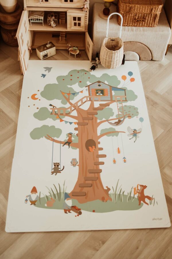 PlayandGo_EEVAA_treehouse_puzzlemat_mat_on_floor_in_kidsroom Play&Go 3u1 EEVAA dvostrana podloga za igru – Kućica na drvetu/Zvjezdice (120x180cm) - Image 24