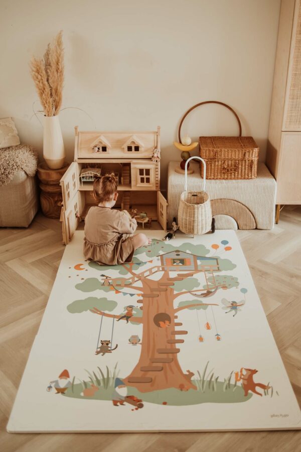 PlayandGo_EEVAA_treehouse_puzzlemat_mat_open_on_floor_in_kidsroom_with_playing_child_victorian_house Play&Go 3u1 EEVAA dvostrana podloga za igru – Kućica na drvetu/Zvjezdice (120x180cm) - Image 23