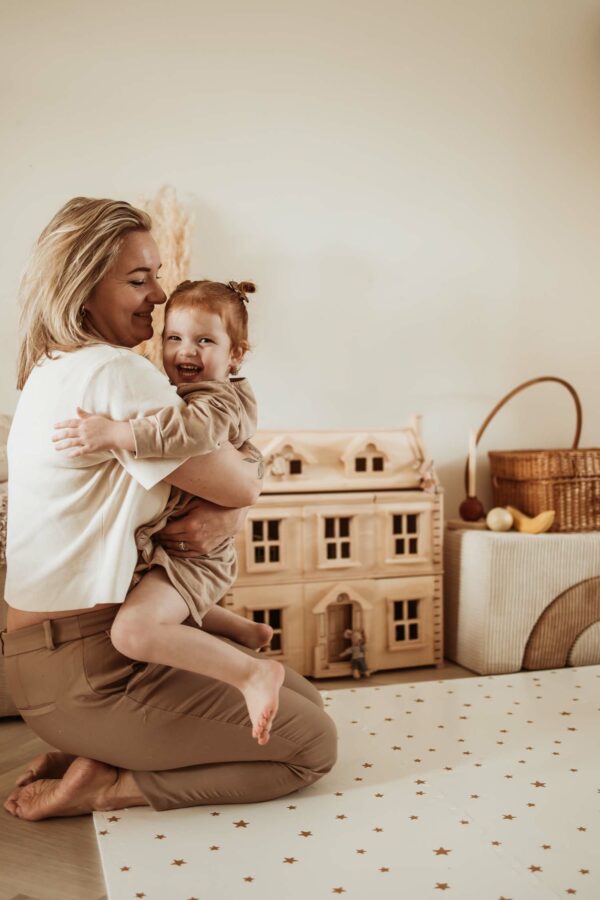 PlayandGo_EEVAA_treehouse_puzzlemat_stars_design_woman_with_child_sitting_on_the_mat_victorian_playhouse_wooden_basket Play&Go 3u1 EEVAA dvostrana podloga za igru – Kućica na drvetu/Zvjezdice (120x180cm) - Image 22