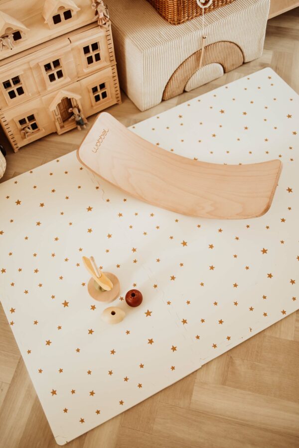 PlayandGo_EEVAA_treehouse_puzzlemat_wooden_swing_board_wooden_toys_all_on_the_mat Play&Go 3u1 EEVAA dvostrana podloga za igru – Kućica na drvetu/Zvjezdice (120x180cm) - Image 20