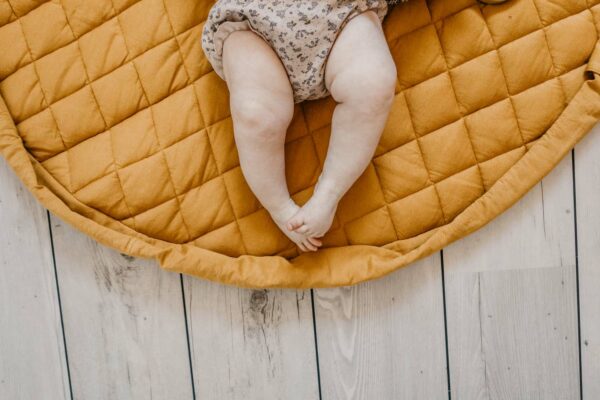 Playandgo_organic_collection_playmat_open_detail_mustard_chai_tea_baby_lying_on_mat Play&Go 3u1 Soft Organic - Mustard Chai Tea - podloga za igru - Image 5