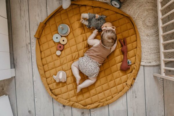 Playandgo_organic_collection_playmat_open_detail_mustard_chai_tea_wooden_toys_baby_playing_on_mat (1) Play&Go 3u1 Soft Organic - Mustard Chai Tea - podloga za igru - Image 6