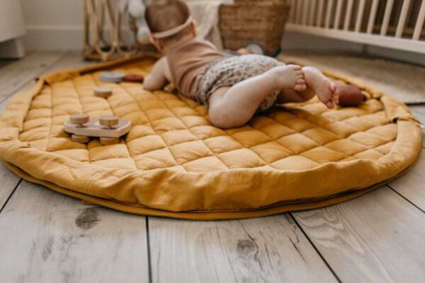 Playandgo_organic_collection_playmat_open_detail_mustard_chai_tea_wooden_toys_baby_playing_on_mat (2) Play&Go 3u1 Soft Organic - Mustard Chai Tea - podloga za igru - Image 7