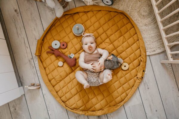 Playandgo_organic_collection_playmat_open_detail_mustard_chai_tea_wooden_toys_baby_playing_on_mat (3) Play&Go 3u1 Soft Organic - Mustard Chai Tea - podloga za igru - Image 8