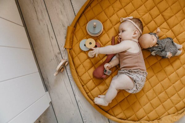 Playandgo_organic_collection_playmat_open_detail_mustard_chai_tea_wooden_toys_baby_playing_on_mat (4) Play&Go 3u1 Soft Organic - Mustard Chai Tea - podloga za igru - Image 9