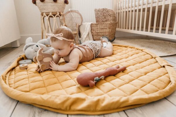 Playandgo_organic_collection_playmat_open_detail_mustard_chai_tea_wooden_toys_baby_playing_on_mat (5) Play&Go 3u1 Soft Organic - Mustard Chai Tea - podloga za igru - Image 4