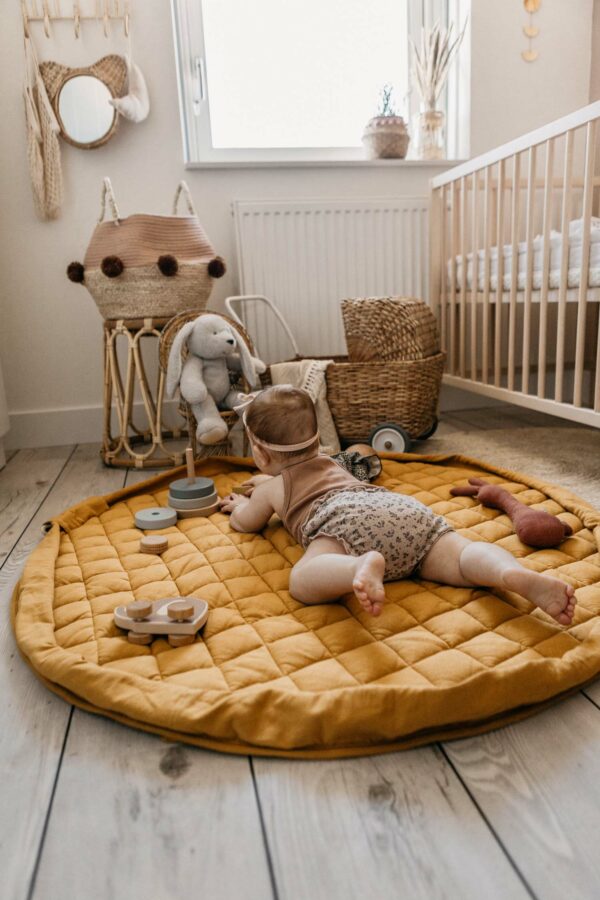 Playandgo_organic_collection_playmat_open_detail_mustard_chai_tea_wooden_toys_baby_playing_on_mat_in_babysroom Play&Go 3u1 Soft Organic - Mustard Chai Tea - podloga za igru - Image 3