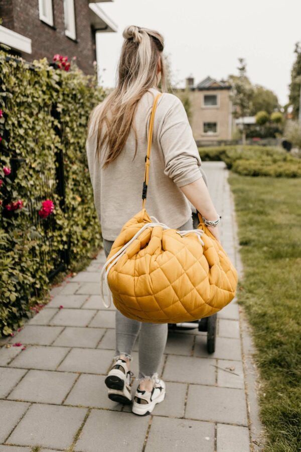 Playandgo_organic_collection_quilted_babymat_woman_carying_bag_detail_mustard_chai_tea Play&Go 3u1 Soft Organic - Mustard Chai Tea - podloga za igru - Image 15