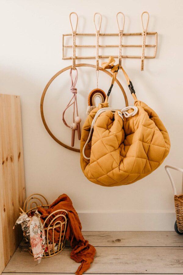 Playandgo_organic_collection_toystorage_bag_detail_mustard_chai_tea_closed_hanging Play&Go 3u1 Soft Organic - Mustard Chai Tea - podloga za igru - Image 13