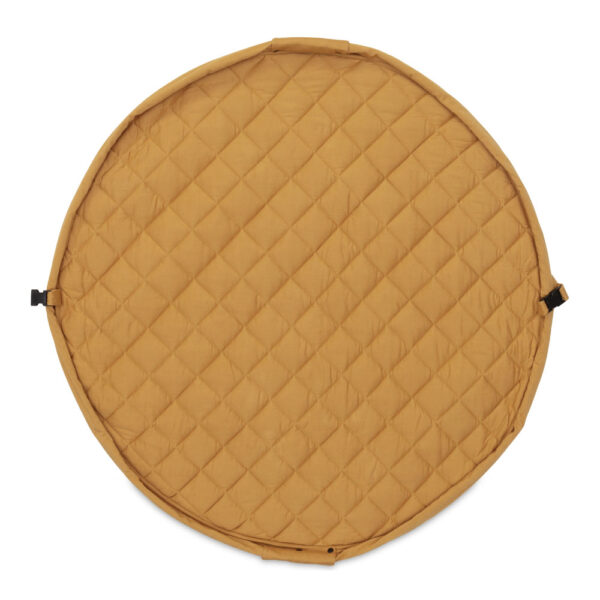 Playandgo_organic_quilted_detail_mustard_chai_tea_open_with_buggles Play&Go 3u1 Soft Organic - Mustard Chai Tea - podloga za igru - Image 20