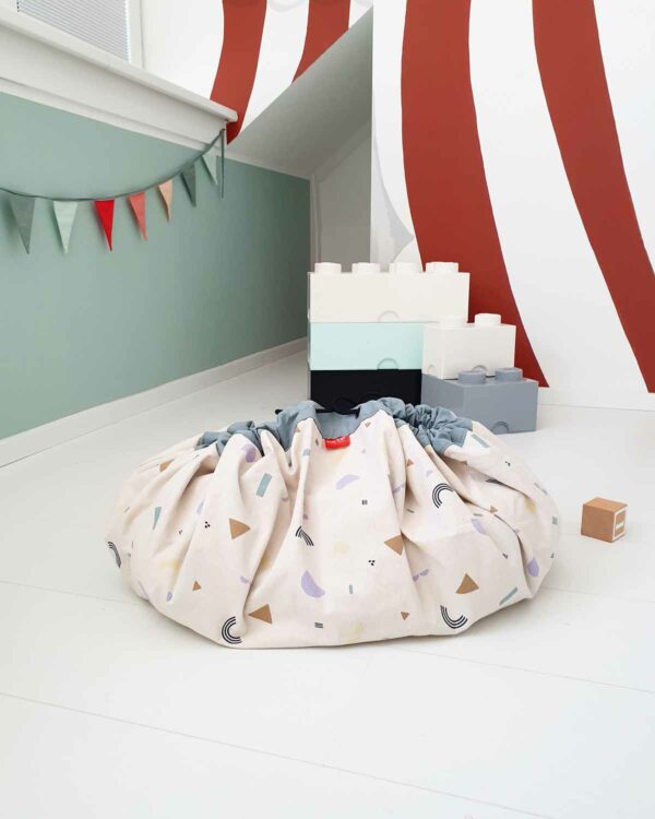 Playandgo_toys_storage_bag_animal_alphabet_flags_cubes_wood_closed Play&Go 2u1 Podloga za igru i vreća za igračke – Animal Alphabet - Image 25