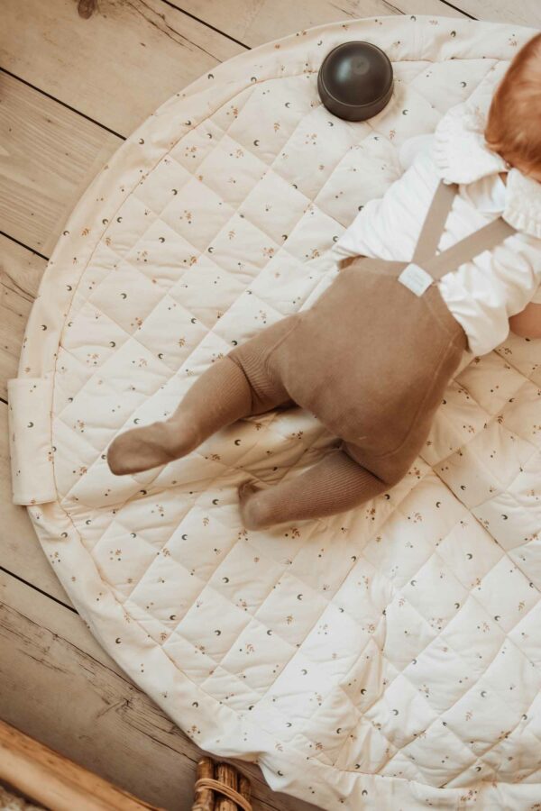 playandgo_organic_soft_babymat_moon_baby_crawling_on_open_mat (1) Play&Go 3u1 Soft Organic - Moon - podloga za igru - Image 2