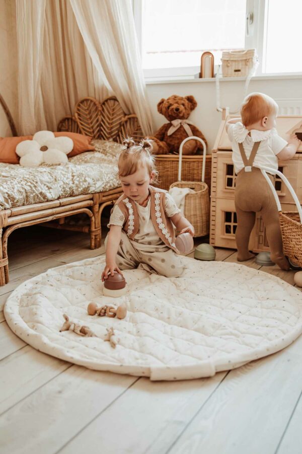 playandgo_organic_soft_babymat_moon_child_sitting_on_mat_other_child_also_in_kidsroom Play&Go 3u1 Soft Organic - Moon - podloga za igru - Image 7