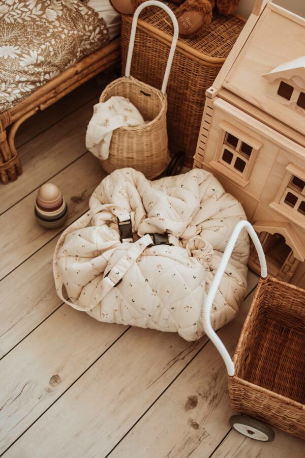 playandgo_organic_soft_babymat_moon_closed_on_floor_in_kidsroom_next_to_victorian_house Play&Go 3u1 Soft Organic - Moon - podloga za igru - Image 4