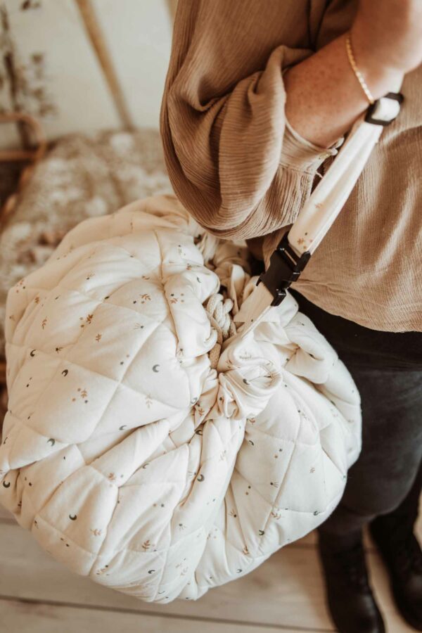 playandgo_organic_soft_babymat_moon_person_carrying_the_closed_bag Play&Go 3u1 Soft Organic - Moon - podloga za igru - Image 3