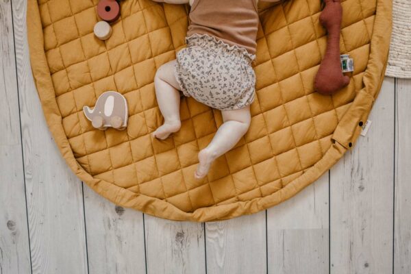 playmat_open_detail_mustard_chai_tea_wooden_toys_baby_playing_on_mat Play&Go 3u1 Soft Organic - Mustard Chai Tea - podloga za igru - Image 10