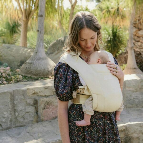 Embrace_Cream_BCEMACRM_03-5760x3840-02f0ecd-800x800 Ergobaby Embrace nosiljka Cream - Image 17