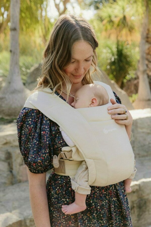 Embrace_Cream_BCEMACRM_04-3840x5760-7f03b72 Ergobaby Embrace nosiljka Cream - Image 18