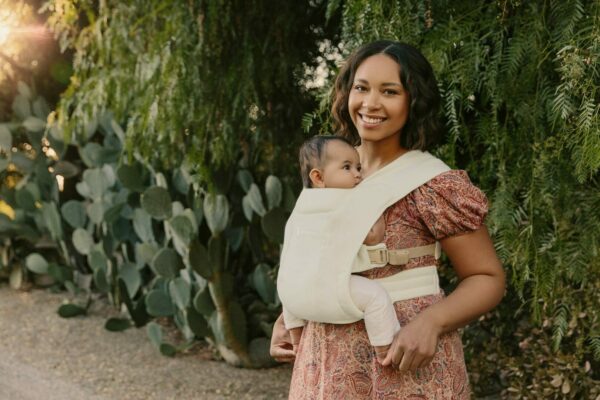 Embrace_Cream_BCEMACRM_06-5515x3677-ec2375a Ergobaby Embrace nosiljka Cream - Image 19