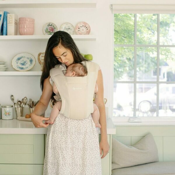 Embrace_Cream_BCEMACRM_09-4050x2700-aae90be-800x800 Ergobaby Embrace nosiljka Cream - Image 2