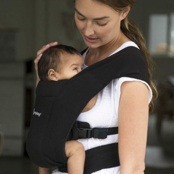 Embrace_PureBlack_BCEMABLK_IFI_4-3525x4905-5e02281-800x800 Ergobaby Embrace nosiljka Pure Black - Image 4