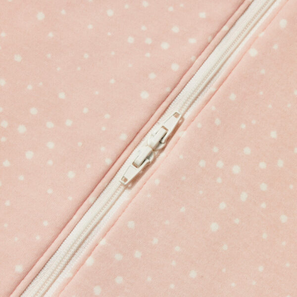 otm-sleep-bag-pink-sand-03-5223x5223-bd7c8a1-1024x1024 Ergobaby Vreća za spavanje Pink Sand (0-6/S) TOG 1 - Image 2