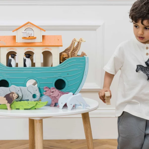 TV259-the-great-ark-boy-carrying-animals-to-the-boat Le Toy Van velika Noina arka - Image 4