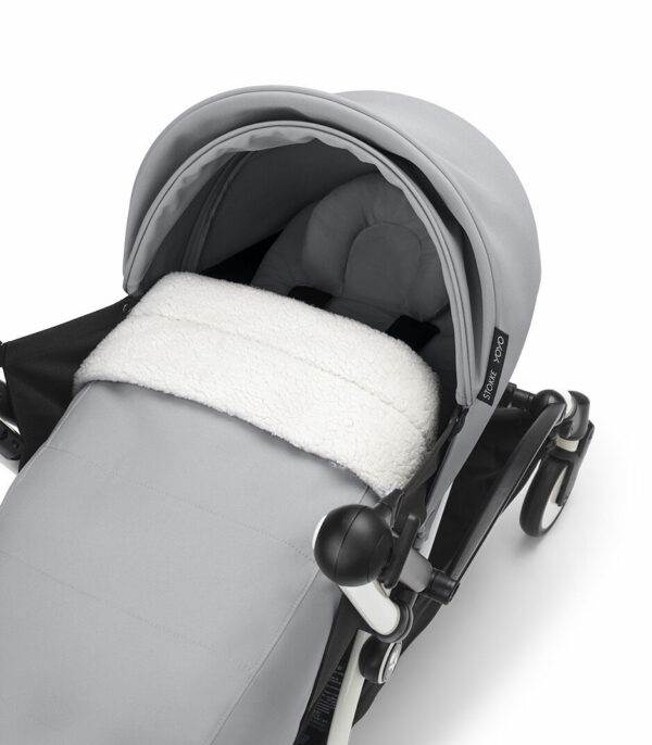 YOYO3_0PLUS_Stone_WhiteFrame_Headrest detail_3-4_0415 Stokke YOYO³ kolica i sklopiva košara – Black/Stone (Gratis Color pack) - Image 4