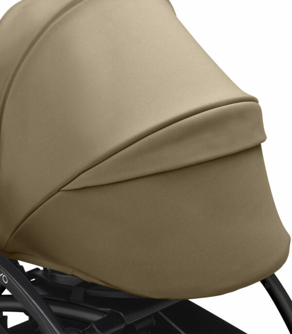 YOYO3_0PLUS_Toffee_BlackFrame_Canopy vent closed_Close-up_A5 Stokke YOYO 0+ Sklopiva košara - Toffee - Image 5