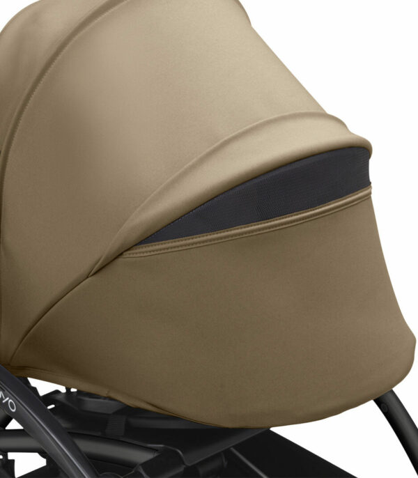 YOYO3_0PLUS_Toffee_BlackFrame_Canopy vent open_Close-up_A6 Stokke YOYO 0+ Sklopiva košara - Toffee - Image 6