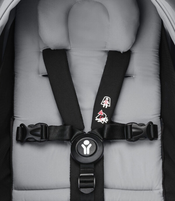 YOYO3_PLUS_Stone_Harness_Close-up_0598 Stokke YOYO³ kolica i sklopiva košara – Black/Stone (Gratis Color pack) - Image 6