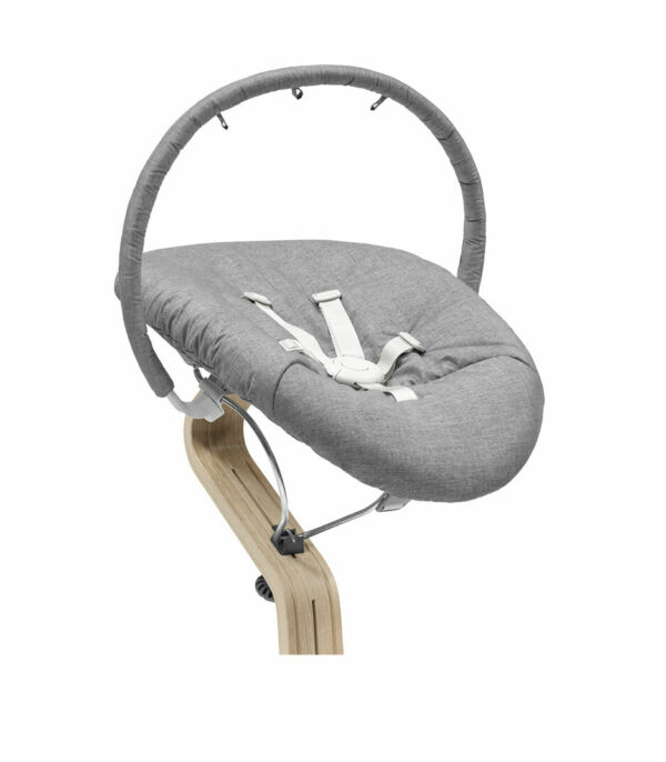 Nomi_Natural_Newborn-Grey_Play_CLOSE_5426-b_eCom Stokke Nomi Baby baza za stolicu - Newborn Set White / Grey - Image 7